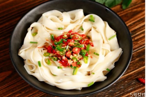 如何做油潑面 油潑面的簡單做法 如何做油潑面 油潑面的簡單做法