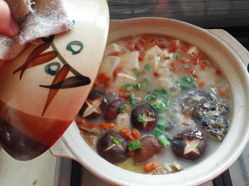 鯽魚(yú)豆腐湯能補(bǔ)鈣嗎 鯽魚(yú)牛奶湯怎么做好吃 鯽魚(yú)豆腐湯能補(bǔ)鈣嗎 鯽魚(yú)牛奶湯怎么做好吃