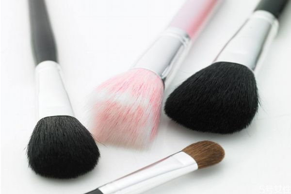 化妝刷是干著用還是濕著用 化妝刷能用太陽(yáng)曬嗎 化妝刷是干著用還是濕著用 化妝刷能用太陽(yáng)曬嗎