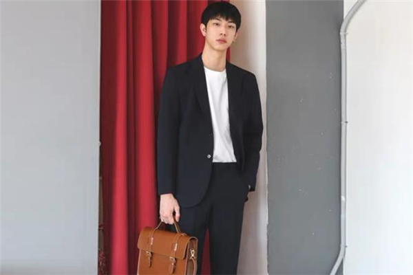 剛?cè)肼殘龅哪猩绾未┐?男生在職場中怎么穿搭 剛?cè)肼殘龅哪猩绾未┐?男生在職場中怎么穿搭
