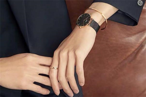 剛?cè)肼殘龅哪猩绾未┐?男生在職場中怎么穿搭 剛?cè)肼殘龅哪猩绾未┐?男生在職場中怎么穿搭