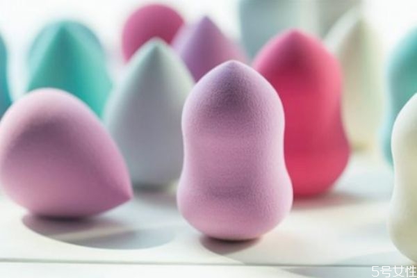 美妝蛋用熱水還是冷水浸濕 美妝蛋要泡多長時間 美妝蛋用熱水還是冷水浸濕 美妝蛋要泡多長時間