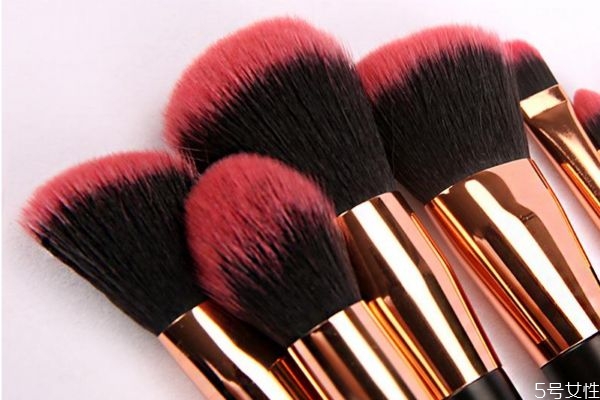 化妝刷是干著用還是濕著用 化妝刷能用太陽(yáng)曬嗎 化妝刷是干著用還是濕著用 化妝刷能用太陽(yáng)曬嗎