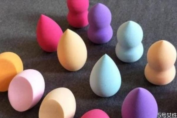 美妝蛋用熱水還是冷水浸濕 美妝蛋要泡多長時間 美妝蛋用熱水還是冷水浸濕 美妝蛋要泡多長時間
