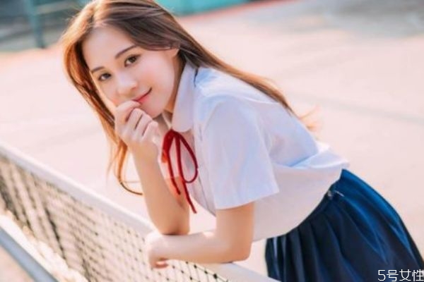 為什么新買(mǎi)的衣服有異味 新衣服只清水洗可以嗎 為什么新買(mǎi)的衣服有異味 新衣服只清水洗可以嗎