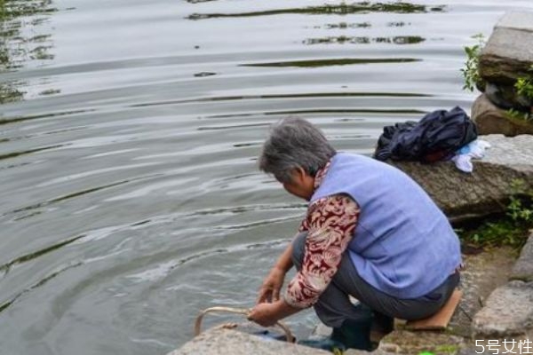 為什么新買(mǎi)的衣服有異味 新衣服只清水洗可以嗎 為什么新買(mǎi)的衣服有異味 新衣服只清水洗可以嗎