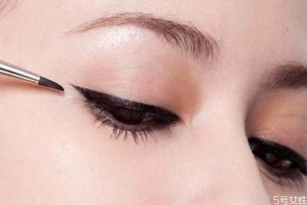 洗眼線(xiàn)最好的方法 洗眼線(xiàn)多久會(huì)褪色