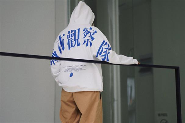 白色連帽衛(wèi)衣搭配什么褲子好看 白色連帽衛(wèi)衣搭配圖片 白色連帽衛(wèi)衣搭配什么褲子好看 白色連帽衛(wèi)衣搭配圖片