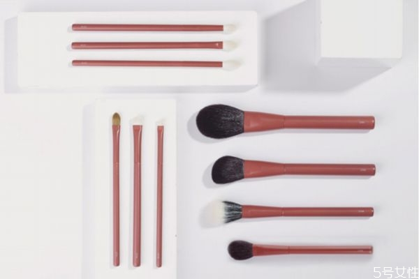 化妝刷洗完后黏黏的是怎么回事 洗化妝刷用冷水還是熱水 化妝刷洗完后黏黏的是怎么回事 洗化妝刷用冷水還是熱水