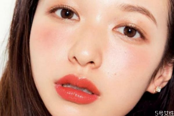 斜角腮紅刷什么牌子好 斜角腮紅刷的用法 斜角腮紅刷什么牌子好 斜角腮紅刷的用法