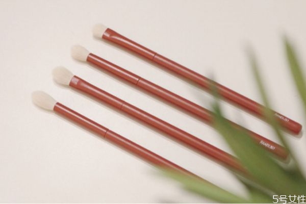 化妝刷多久洗一次 洗化妝刷浸泡多久再洗 化妝刷多久洗一次 洗化妝刷浸泡多久再洗