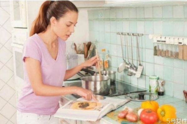 夫妻兩都不會做飯?jiān)趺崔k 不會做飯婚后怎么辦 夫妻兩都不會做飯?jiān)趺崔k 不會做飯婚后怎么辦