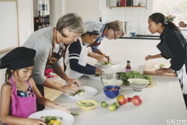 夫妻兩都不會做飯?jiān)趺崔k 不會做飯婚后怎么辦 夫妻兩都不會做飯?jiān)趺崔k 不會做飯婚后怎么辦