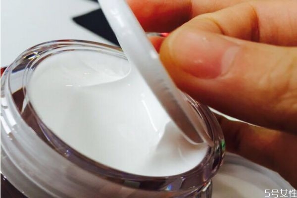 天天用素顏霜臉變黑了 素顏霜的危害 天天用素顏霜臉變黑了 素顏霜的危害