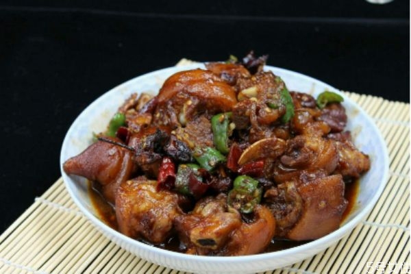 紅燒豬蹄怎么做好吃 紅燒豬蹄的簡單做法 紅燒豬蹄怎么做好吃 紅燒豬蹄的簡單做法