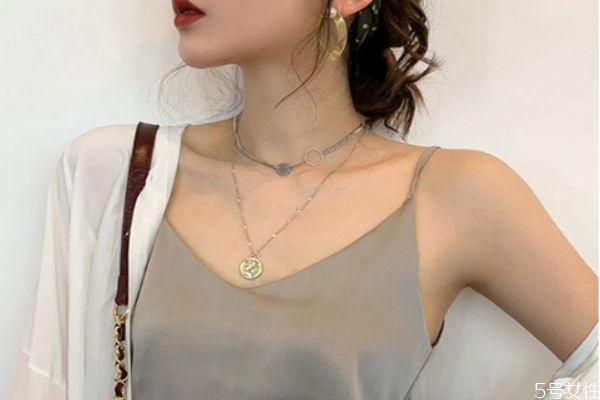 肩寬可以穿寬吊帶嗎 肩寬適合哪種吊帶 肩寬可以穿寬吊帶嗎 肩寬適合哪種吊帶