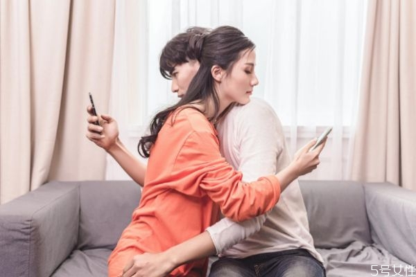 老公不讓看手機正常嗎 男人不讓女人看手機可能的原因 老公不讓看手機正常嗎 男人不讓女人看手機可能的原因