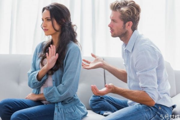 夫妻之間要不要查看對(duì)方手機(jī) 夫妻間該不該互看手機(jī) 夫妻之間要不要查看對(duì)方手機(jī) 夫妻間該不該互看手機(jī)