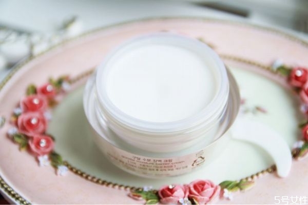 素顏霜的功效有哪些 面霜和素顏霜一樣嗎 素顏霜的功效有哪些 面霜和素顏霜一樣嗎