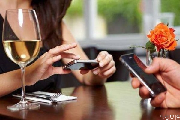 老公不讓看手機正常嗎 男人不讓女人看手機可能的原因 老公不讓看手機正常嗎 男人不讓女人看手機可能的原因