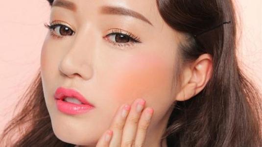 日常妝必須用腮紅嗎 先打高光還是先畫腮紅呢 日常妝必須用腮紅嗎 先打高光還是先畫腮紅呢