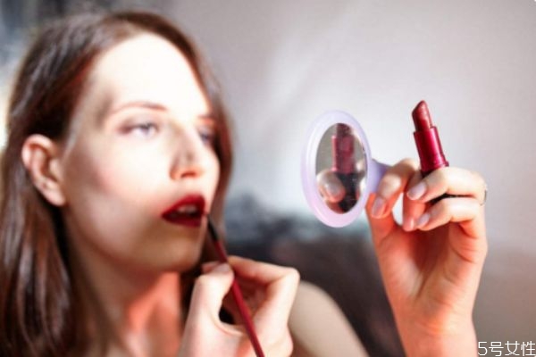 化妝塞到鼻子的白色東西是什么 化妝鼻子里塞的長條 化妝塞到鼻子的白色東西是什么 化妝鼻子里塞的長條