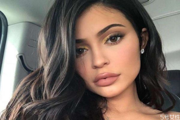 化妝塞到鼻子的白色東西是什么 化妝鼻子里塞的長條 化妝塞到鼻子的白色東西是什么 化妝鼻子里塞的長條