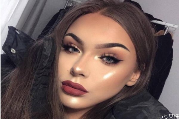 化妝塞到鼻子的白色東西是什么 化妝鼻子里塞的長條 化妝塞到鼻子的白色東西是什么 化妝鼻子里塞的長條