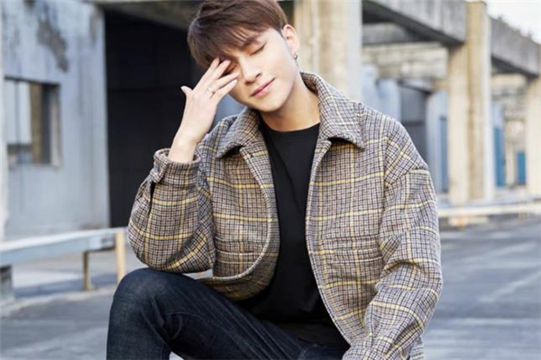 男生格子外套里面怎么搭配 男生格子外套里面配什么好 男生格子外套里面怎么搭配 男生格子外套里面配什么好