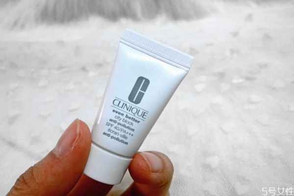 化妝不用隔離霜會(huì)怎樣 隔離霜是必須要用的嗎 化妝不用隔離霜會(huì)怎樣 隔離霜是必須要用的嗎