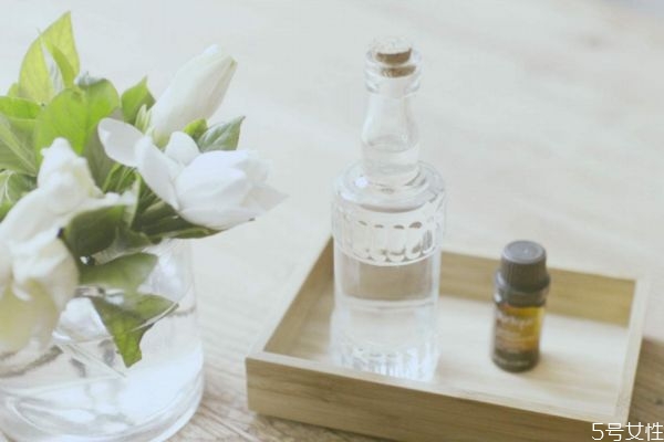 用純露后還需要用保濕水嗎 純露可以代替保濕水嗎 用純露后還需要用保濕水嗎 純露可以代替保濕水嗎