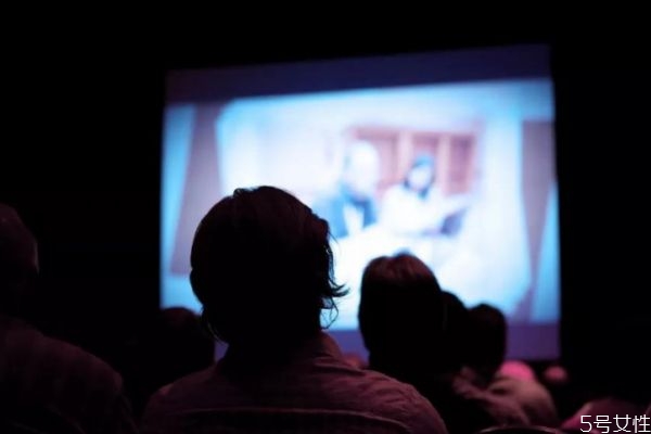 丈夫能和女同事看電影嗎 和異性同事電影是出軌嗎 丈夫能和女同事看電影嗎 和異性同事電影是出軌嗎