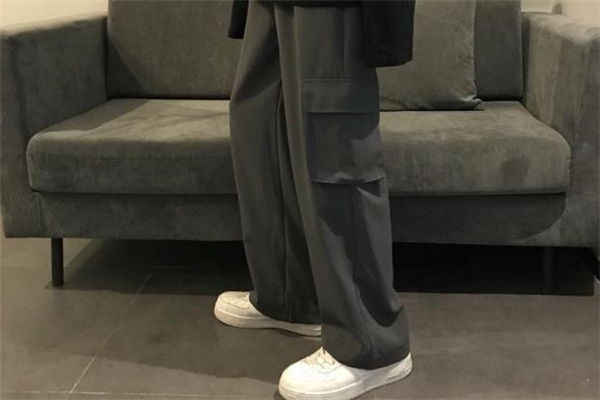 直筒褲什么顏色好看 直筒褲流行什么顏色 直筒褲什么顏色好看 直筒褲流行什么顏色