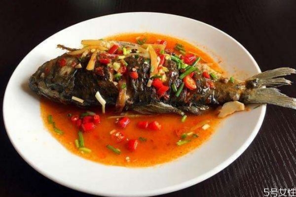 紅燒鯽魚怎么做好吃 紅燒鯽魚的簡(jiǎn)單做法