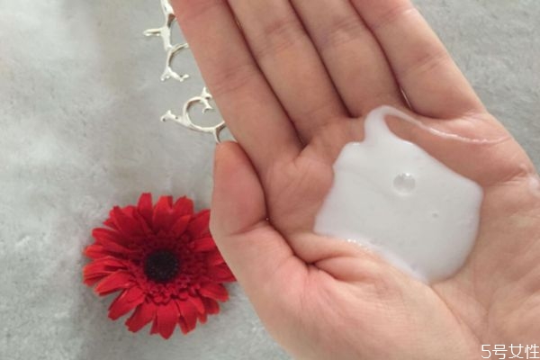 臉上擦完乳液敷保鮮膜可以嗎 涂了護(hù)膚乳后裹保鮮膜好嗎 臉上擦完乳液敷保鮮膜可以嗎 涂了護(hù)膚乳后裹保鮮膜好嗎