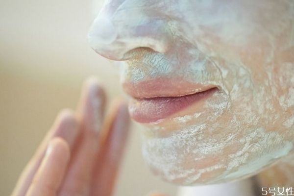 敷面膜前要護膚嗎 按順序涂上護膚品 敷面膜前要護膚嗎 按順序涂上護膚品