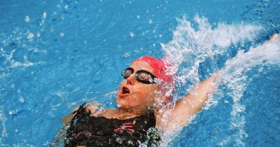 仰泳適合初學者嗎 仰泳游多久可以消耗脂肪