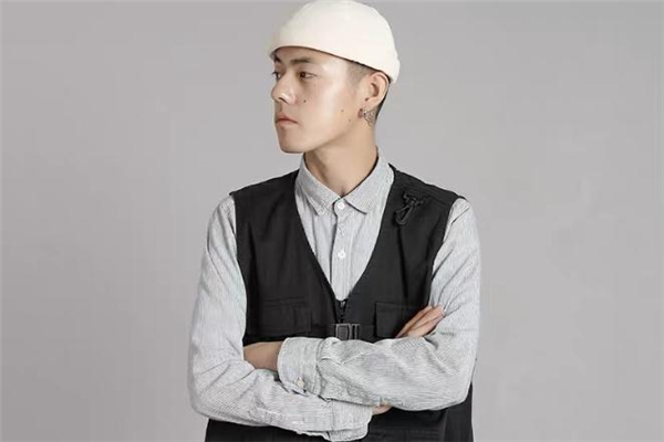 工裝馬甲配什么襯衫好看 工裝馬甲怎么搭配襯衫 工裝馬甲配什么襯衫好看 工裝馬甲怎么搭配襯衫