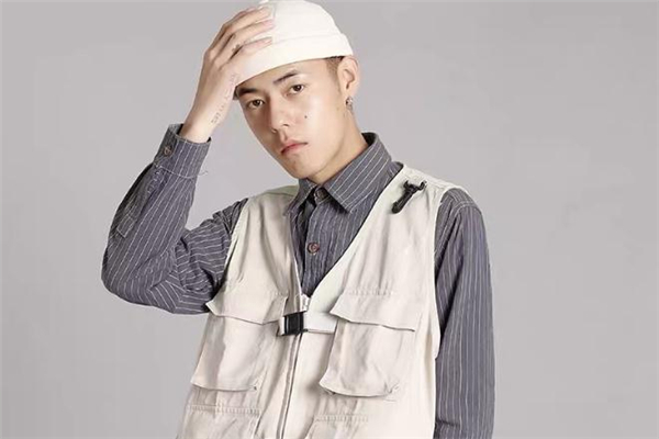 工裝馬甲配什么襯衫好看 工裝馬甲怎么搭配襯衫 工裝馬甲配什么襯衫好看 工裝馬甲怎么搭配襯衫
