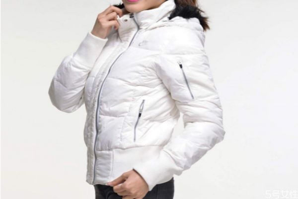 白色羽絨服發(fā)黃干洗店能洗白嗎 白色羽絨服發(fā)黃的原因 白色羽絨服發(fā)黃干洗店能洗白嗎 白色羽絨服發(fā)黃的原因