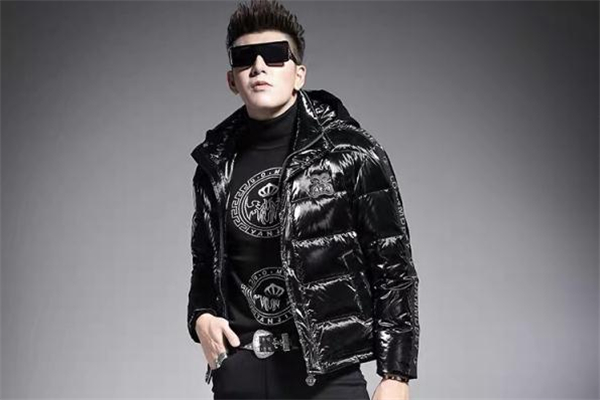 亮面羽絨服怎么搭配 亮面羽絨服里面配什么好看 亮面羽絨服怎么搭配 亮面羽絨服里面配什么好看