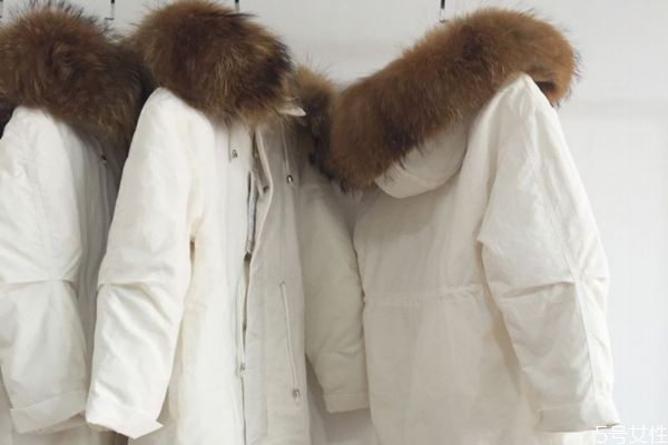 口紅弄到白色羽絨服上怎么辦 羽絨服上有口紅印處理方法 口紅弄到白色羽絨服上怎么辦 羽絨服上有口紅印處理方法