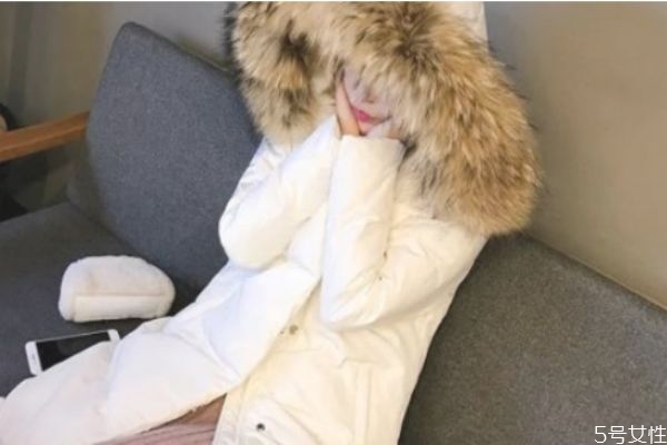 白色羽絨服發(fā)黃干洗店能洗白嗎 白色羽絨服發(fā)黃的原因 白色羽絨服發(fā)黃干洗店能洗白嗎 白色羽絨服發(fā)黃的原因