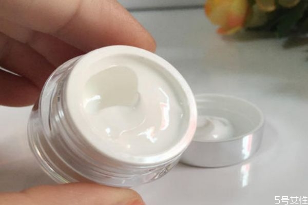 素顏霜有隔離的效果嗎 素顏霜可以代替隔離霜嗎 素顏霜有隔離的效果嗎 素顏霜可以代替隔離霜嗎