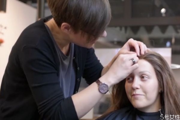 怎樣戴假發(fā) 假發(fā)怎么戴的步驟 怎樣戴假發(fā) 假發(fā)怎么戴的步驟