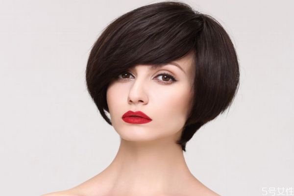 假發(fā)里面的扣子怎么扣 假發(fā)怎么戴才自然 假發(fā)里面的扣子怎么扣 假發(fā)怎么戴才自然