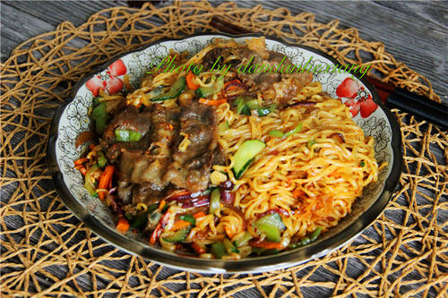 炒方便面放哪些配料好吃 炒方便面的家常做法 炒方便面放哪些配料好吃 炒方便面的家常做法