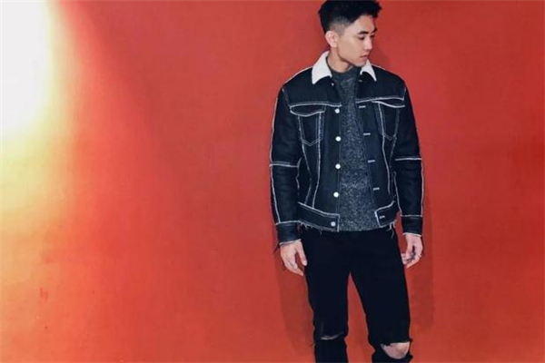 牛仔夾克配什么褲子 牛仔夾克怎么搭配褲子好看 牛仔夾克配什么褲子 牛仔夾克怎么搭配褲子好看