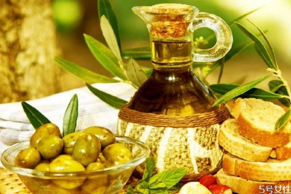 長期只吃橄欖油好嗎 長期吃橄欖油的功效與作用 長期只吃橄欖油好嗎 長期吃橄欖油的功效與作用