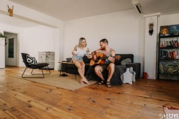 男人對(duì)你冷戰(zhàn)說(shuō)明什么 男人冷暴力心理根源 男人對(duì)你冷戰(zhàn)說(shuō)明什么 男人冷暴力心理根源